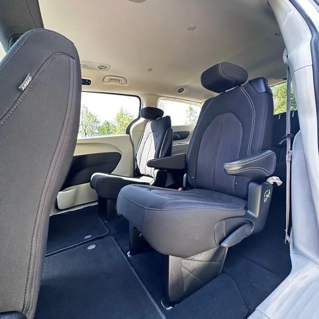 Used 2023 Bright White Clearcoat Chrysler LX image 18