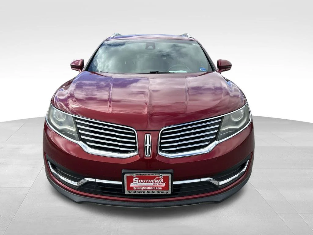 Used 2016 Red Lincoln Select image 9