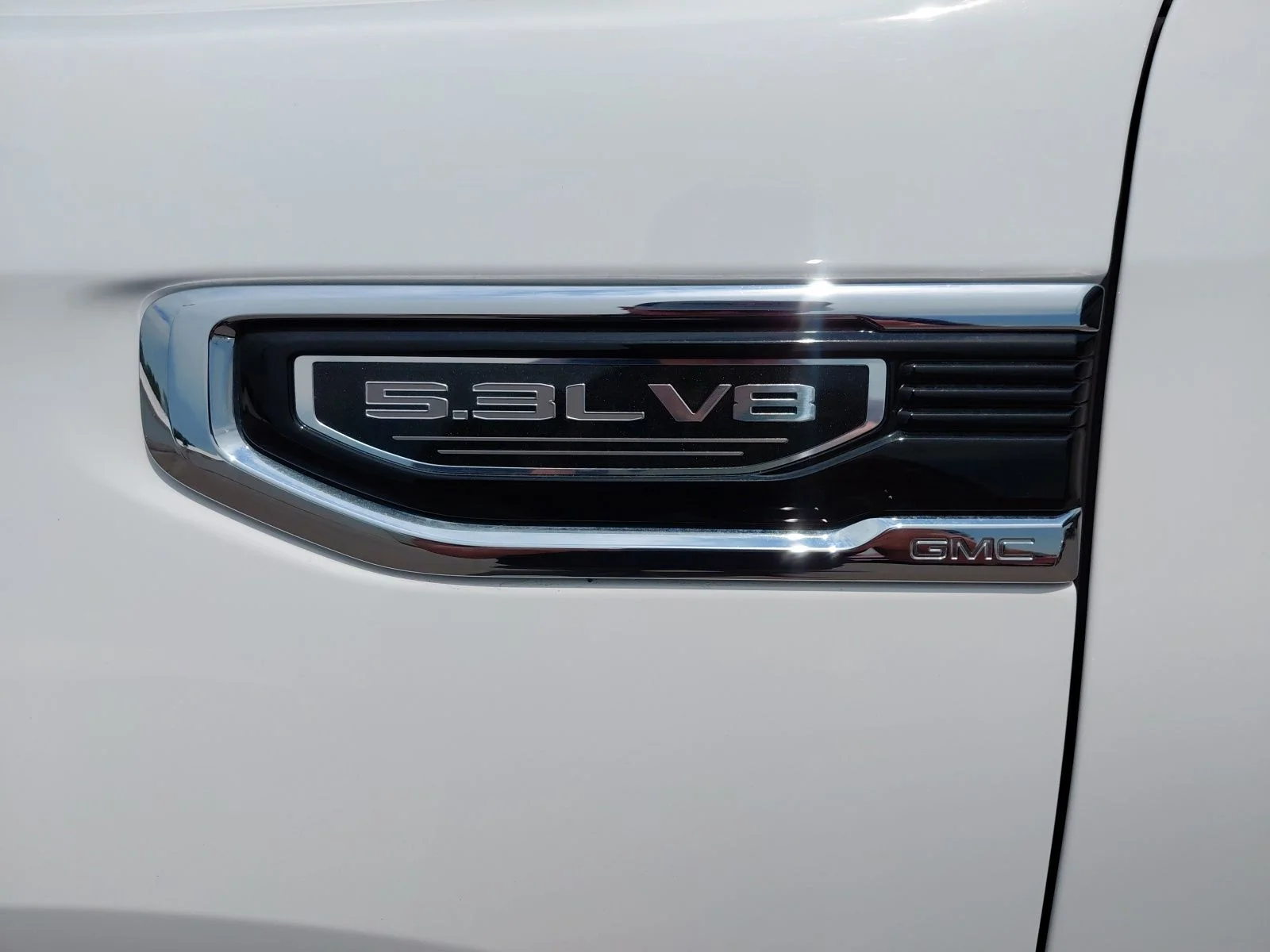 Used 2025 White GMC SLT image 15
