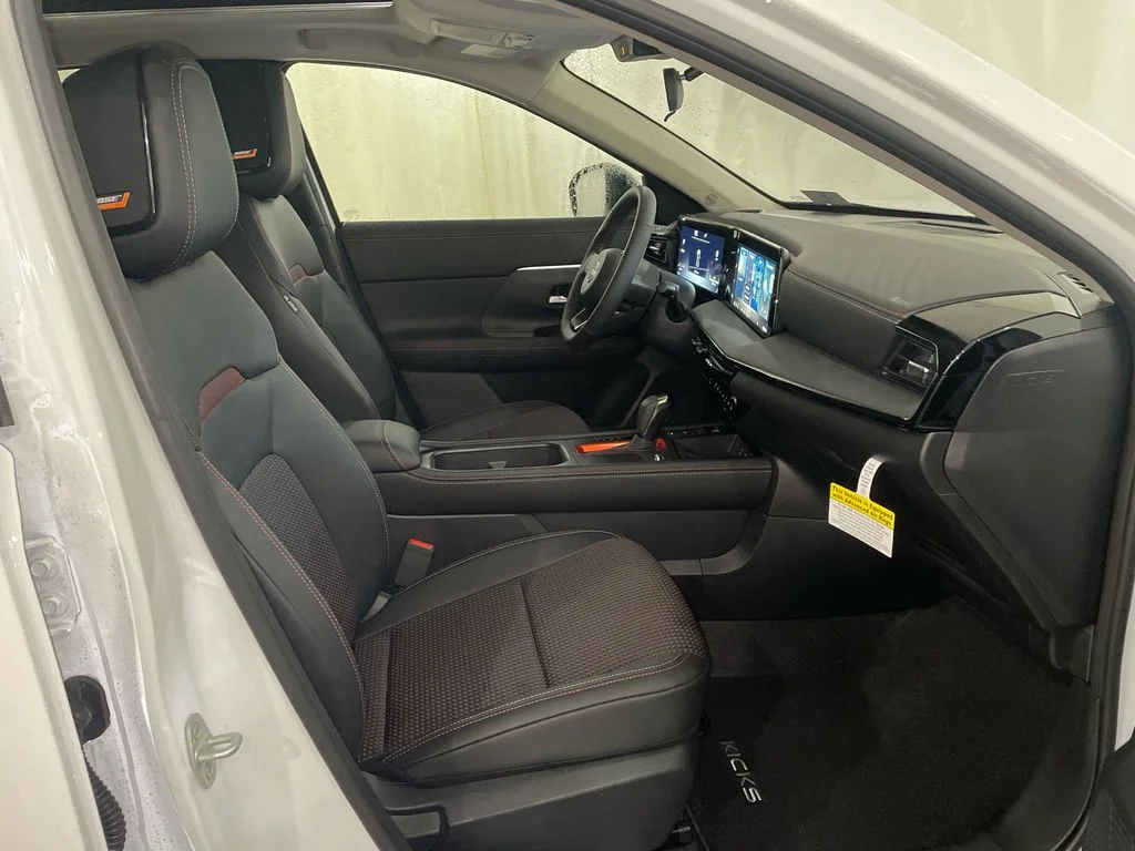 New 2026 Aspen White Tricoat Nissan SR image 32