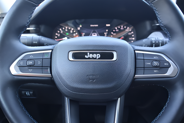 Used 2022 Silver Jeep Latitude image 20
