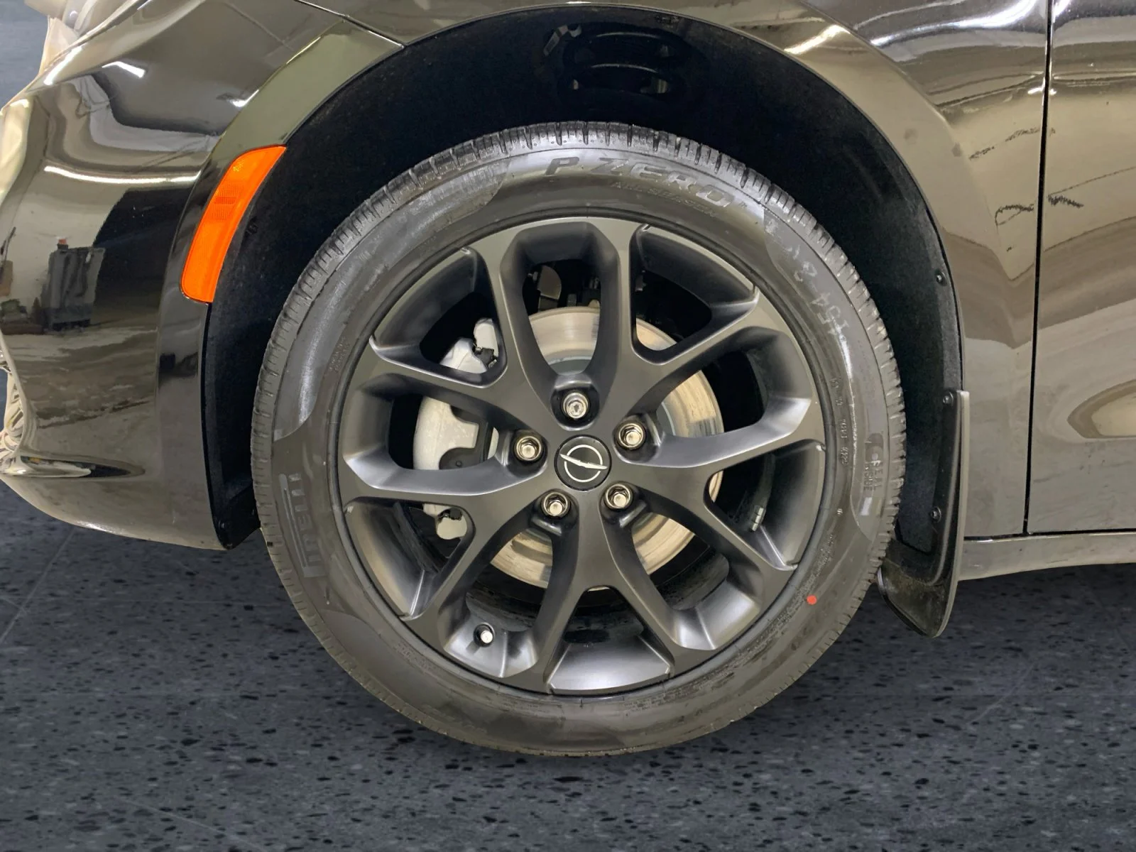 New 2026 Diamond Black Crystal Pearl Chrysler Select image 9