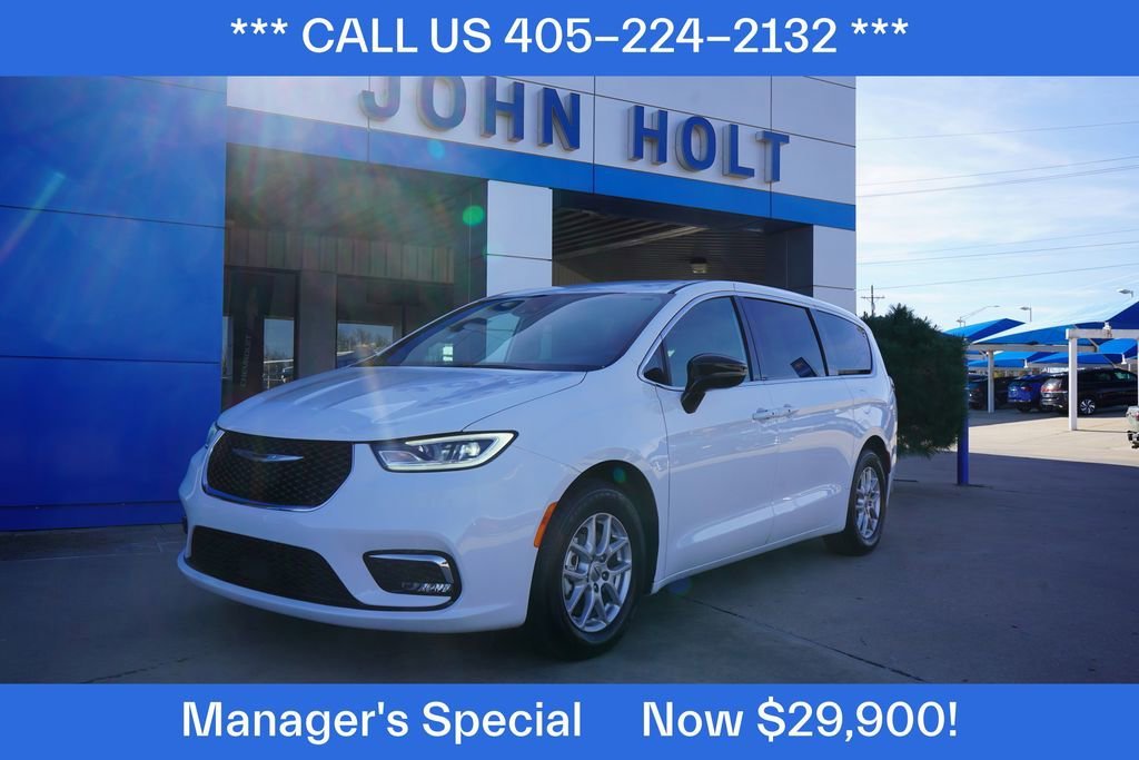 2025 Chrysler Pacifica Select's photo