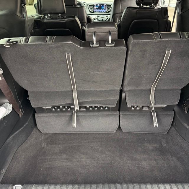 Used 2025  Chrysler Select image 43