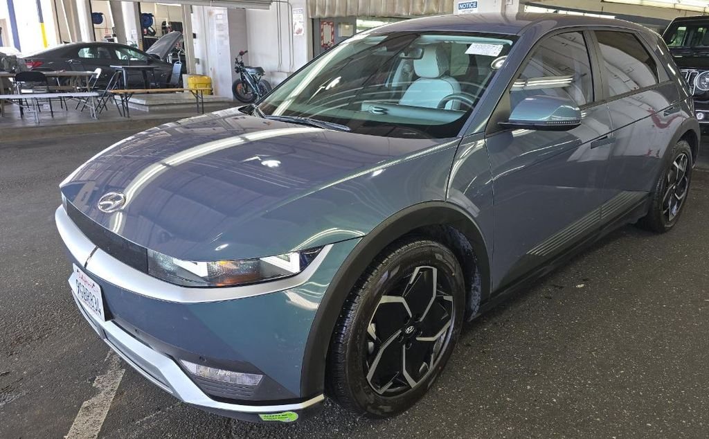 Used 2023 Green Hyundai SEL image 1