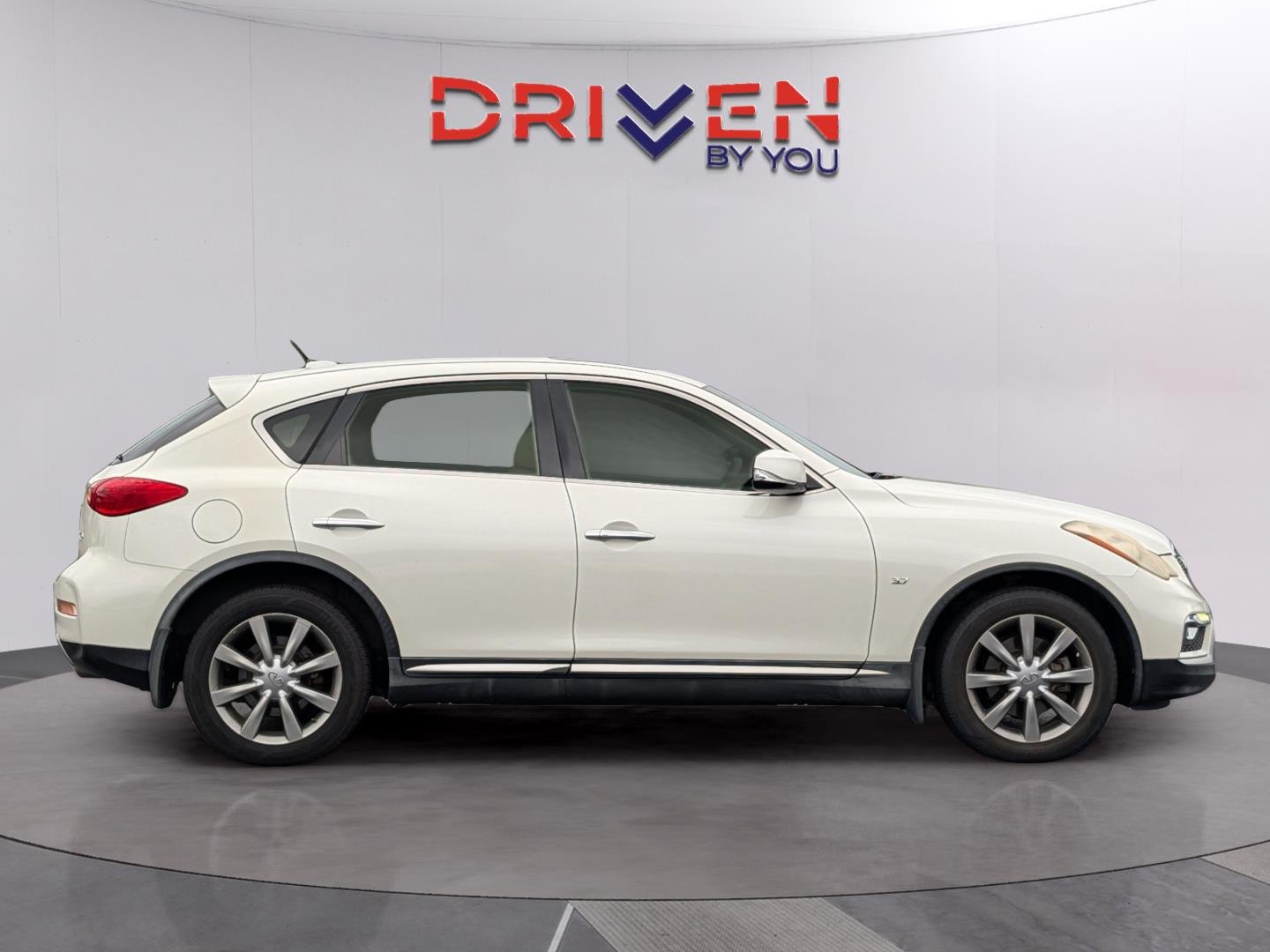 Used 2017 Majestic White INFINITI RWD image 6