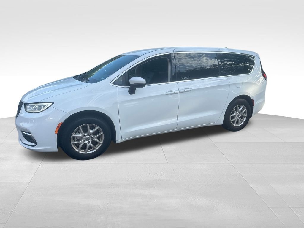 Used 2023 White Chrysler Touring L image 4