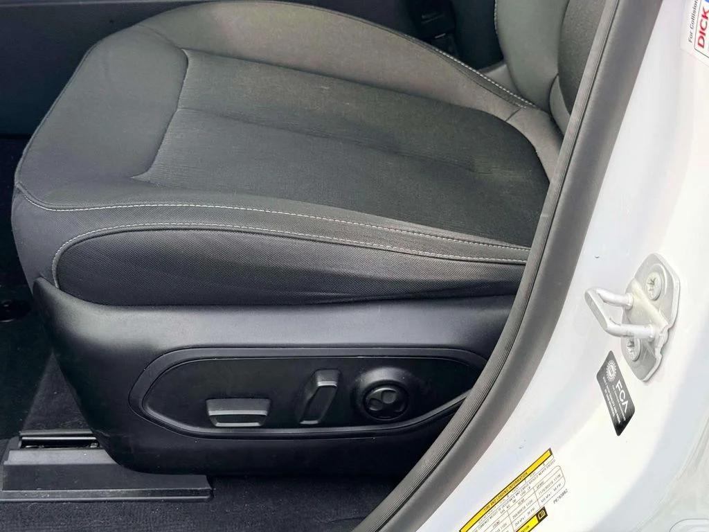 Used 2023 White/off-white Jeep Laredo image 16