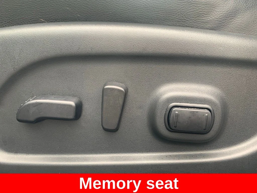 Used 2020 White Nissan SL image 12