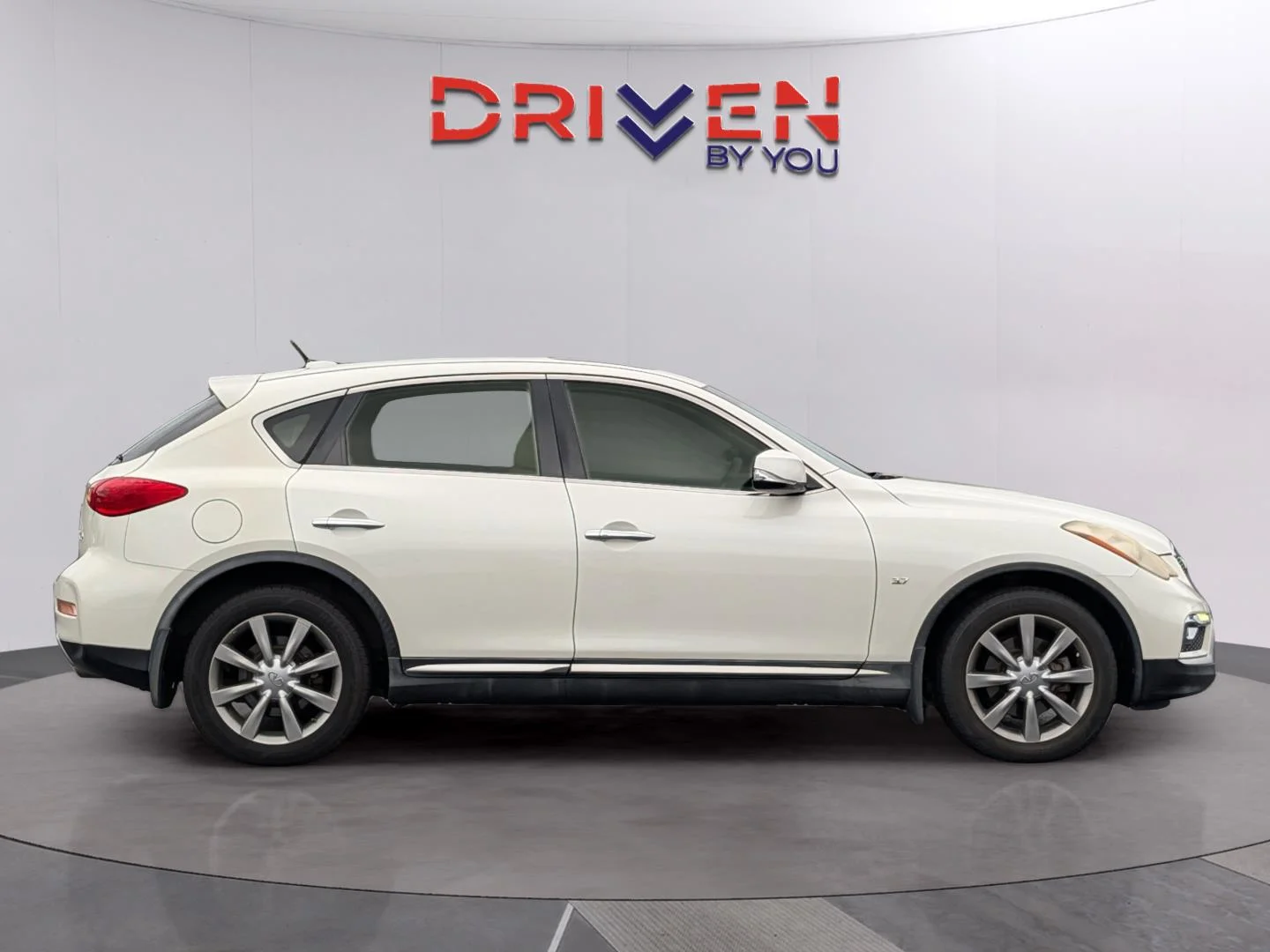 Used 2017 Majestic White INFINITI RWD image 6