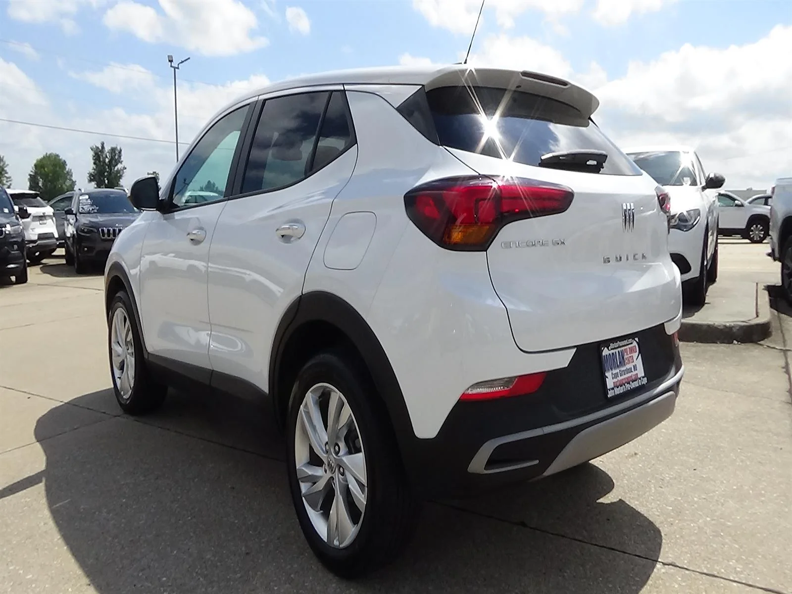 Used 2025 Summit White (gaz) Buick Preferred image 8