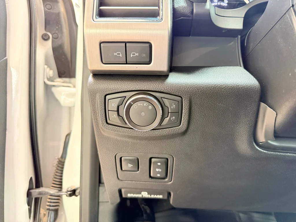 Used 2018 White Platinum Metallic Tri-Coat Ford Platinum image 20