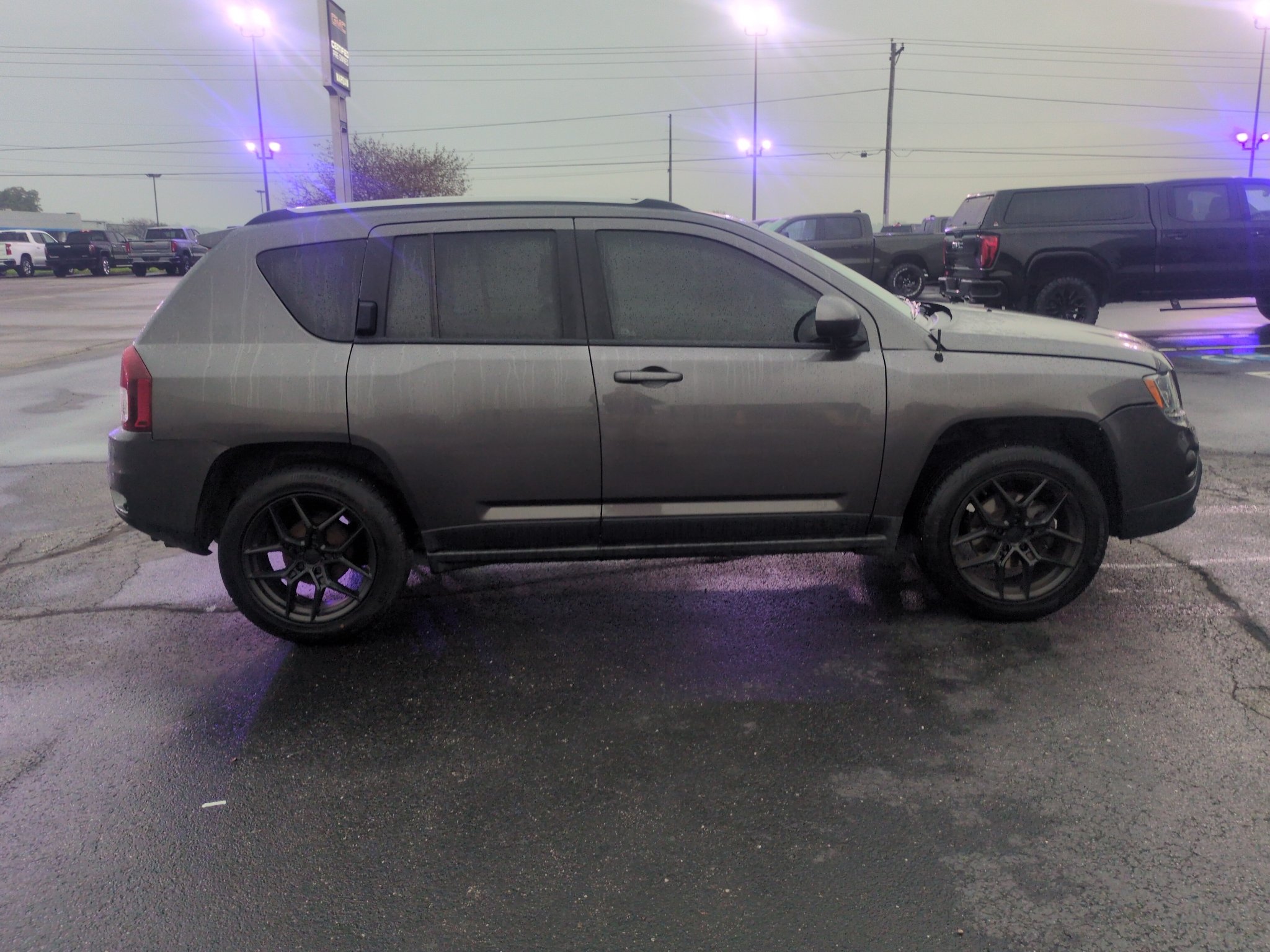 Used 2017 Granite Crystal Metallic Clearcoat Jeep Latitude image 4