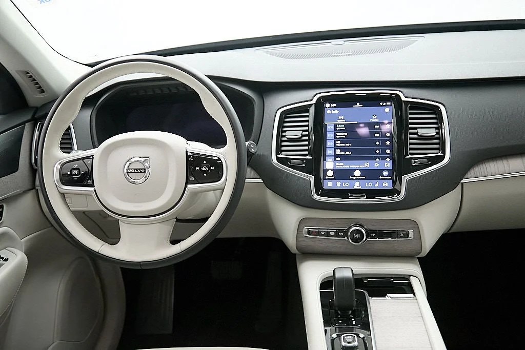 Used 2024 Vapour Grey Volvo Plus image 26