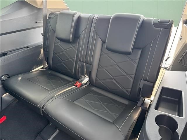 Used 2025  Volkswagen 2.0T SE w/Technology image 18