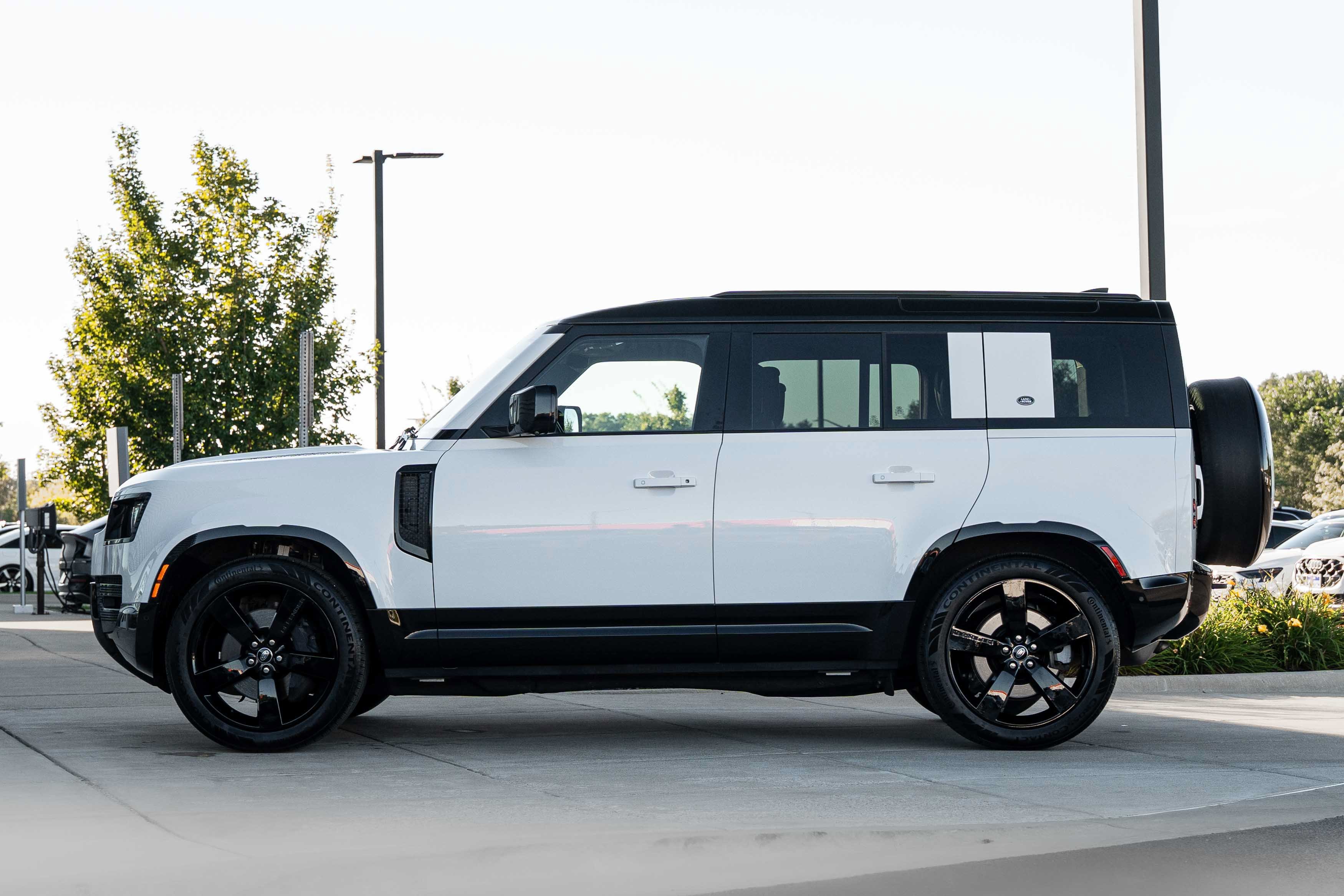 Used 2023 Fuji White Land Rover X-Dynamic SE image 6
