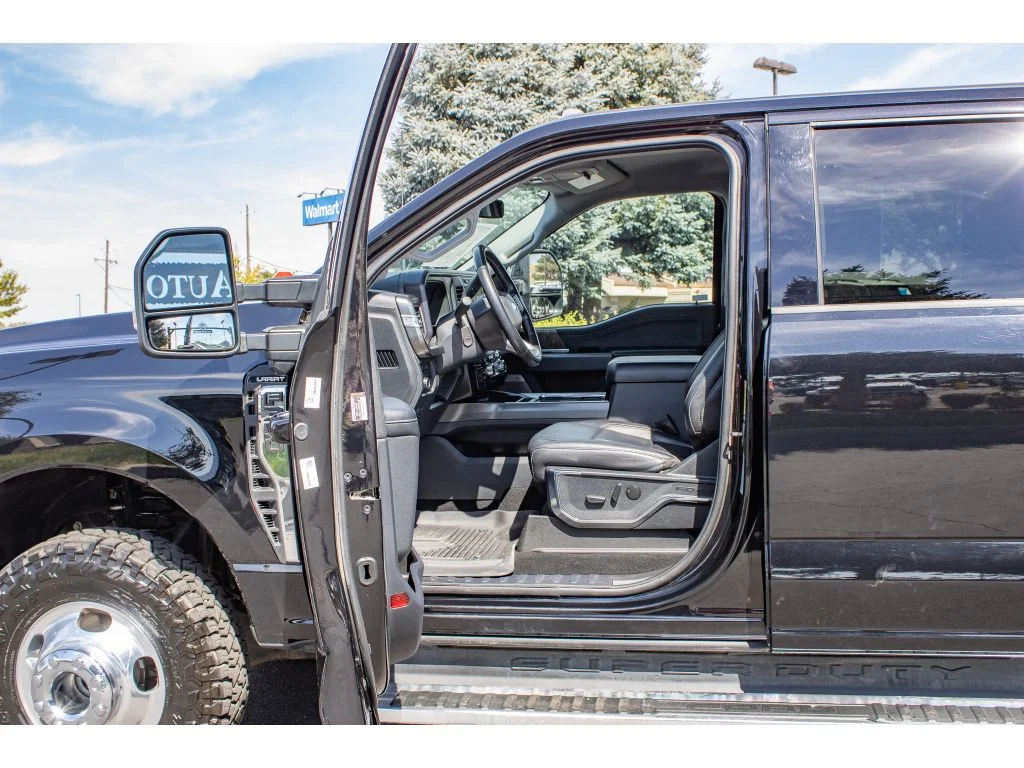 Used 2023 AGATE BLACK Ford LARIAT image 29