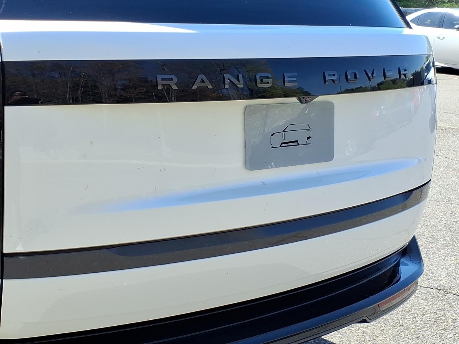 New 2026 Ostuni Pearl White Land Rover SE LWB image 19
