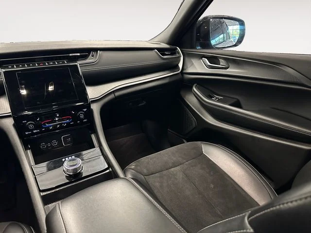 Used 2024 Silver Jeep Altitude image 11