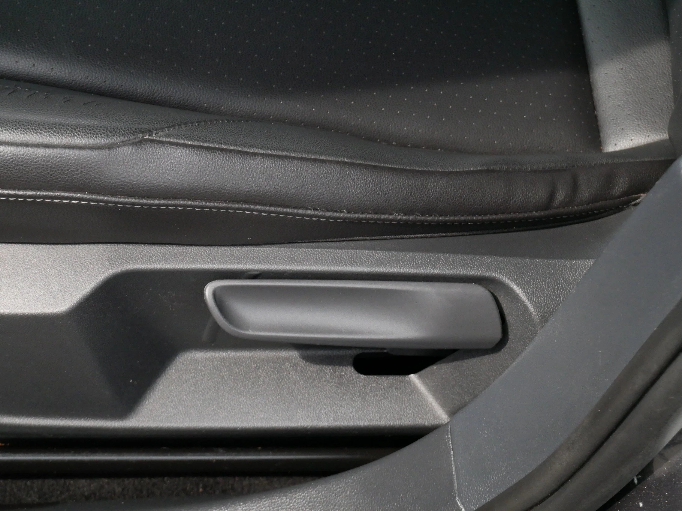 Used 2019 Platinum Gray Metallic Volkswagen SE image 20