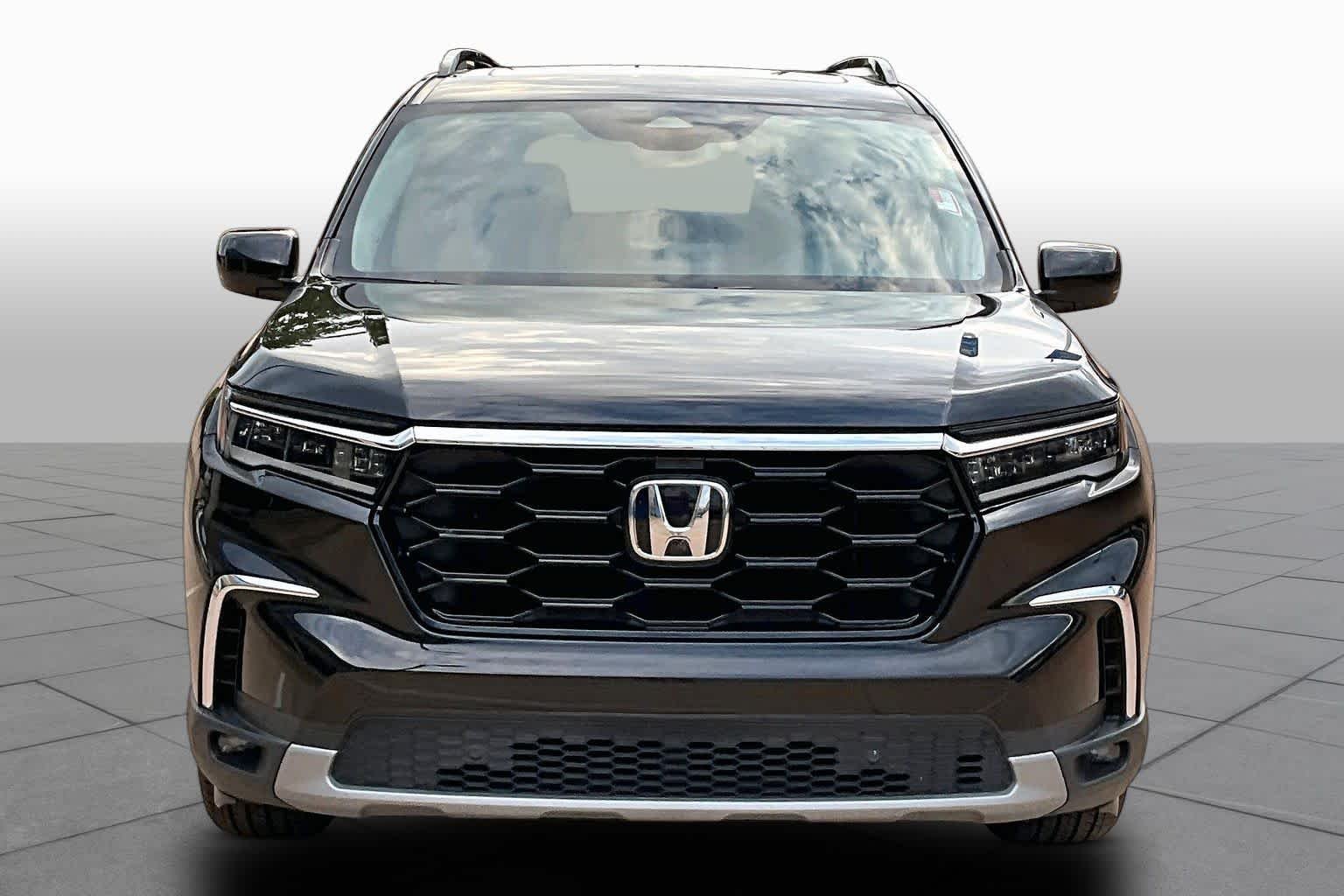 Used 2025 Crystal Black Pearl Honda Touring image 4