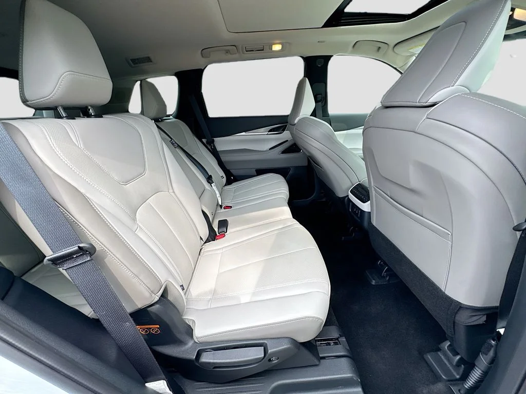 Certified Used 2026 White INFINITI LUXE image 31