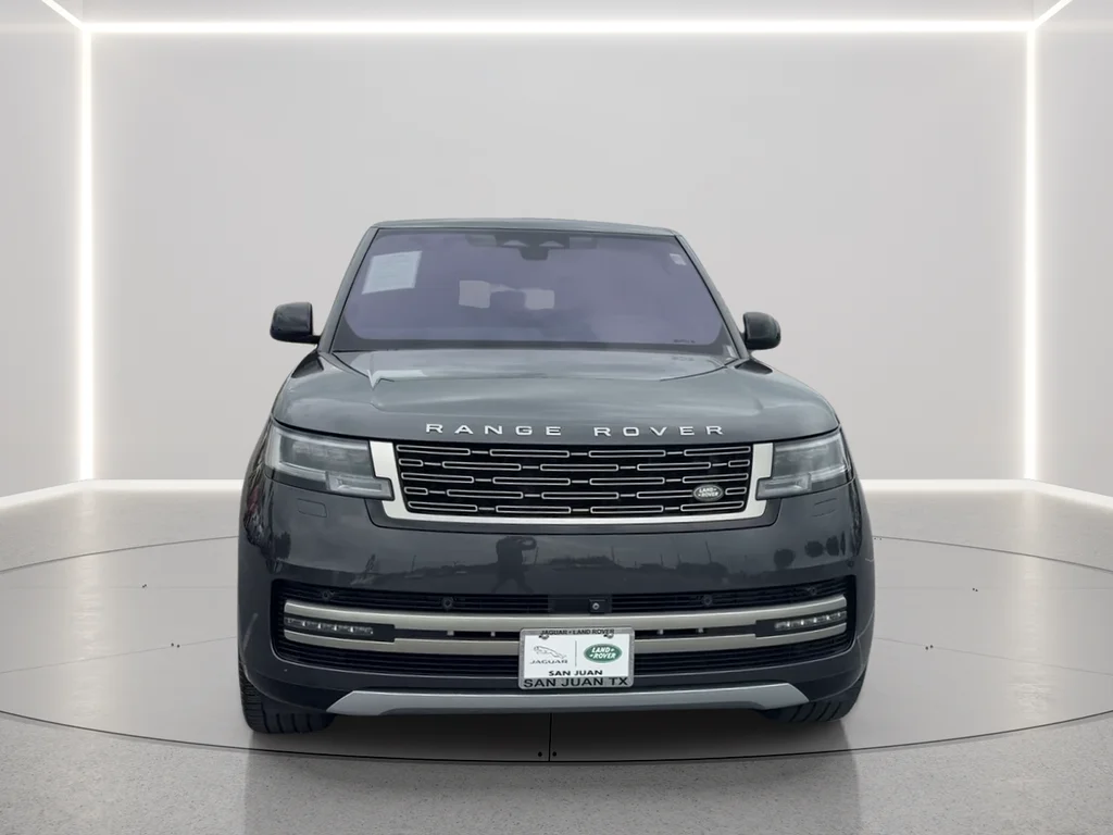 Used 2023  Land Rover SE image 2