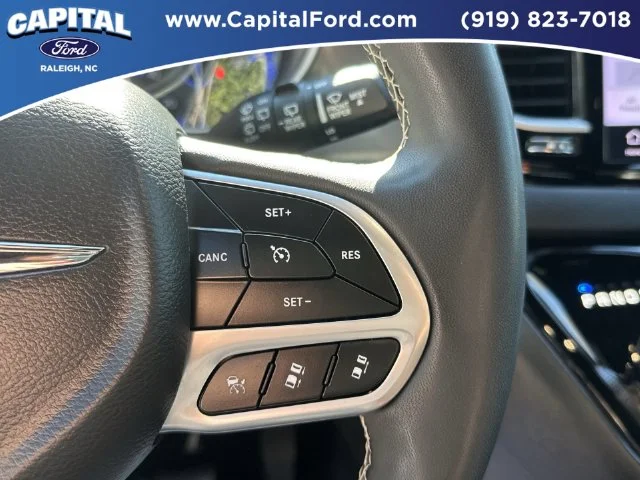 Used 2025 White Chrysler Select image 23