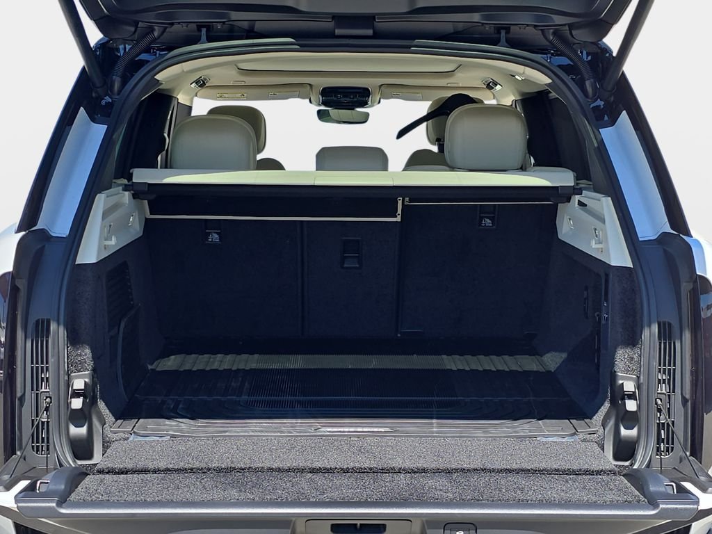 New 2026 Ostuni Pearl White Land Rover SE image 12
