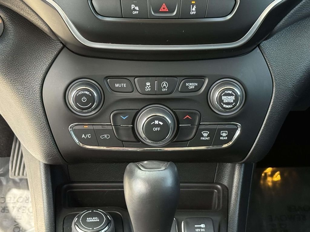 Used 2021 White Jeep Latitude Lux image 20
