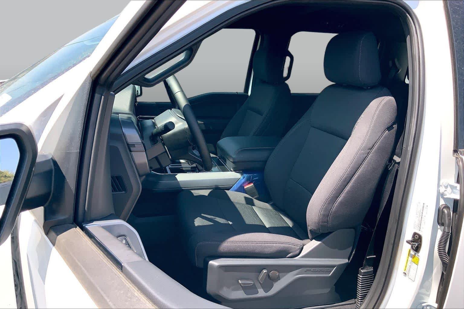 New 2026 Oxford White Ford XLT image 8