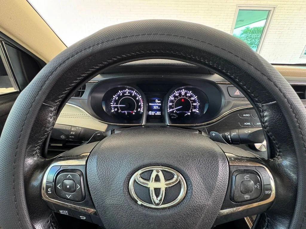 Used 2015  Toyota XLE Premium image 31