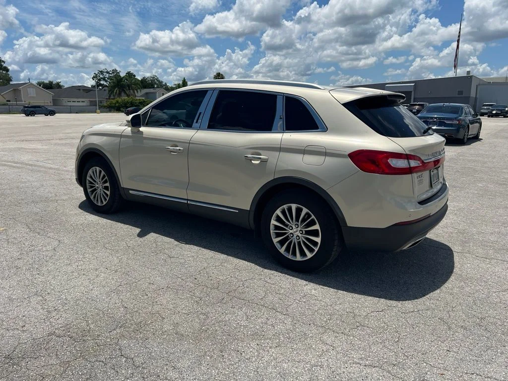 Used 2016 Silver Lincoln Select image 4