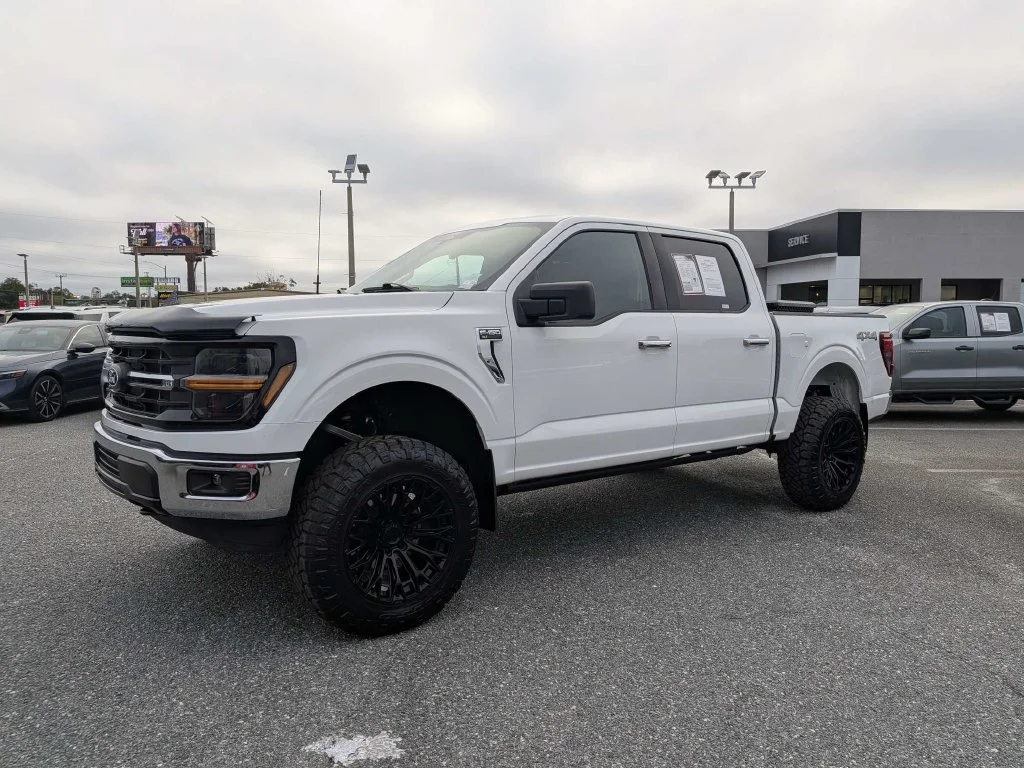 Certified Used 2025 Oxford White Ford XLT image 7