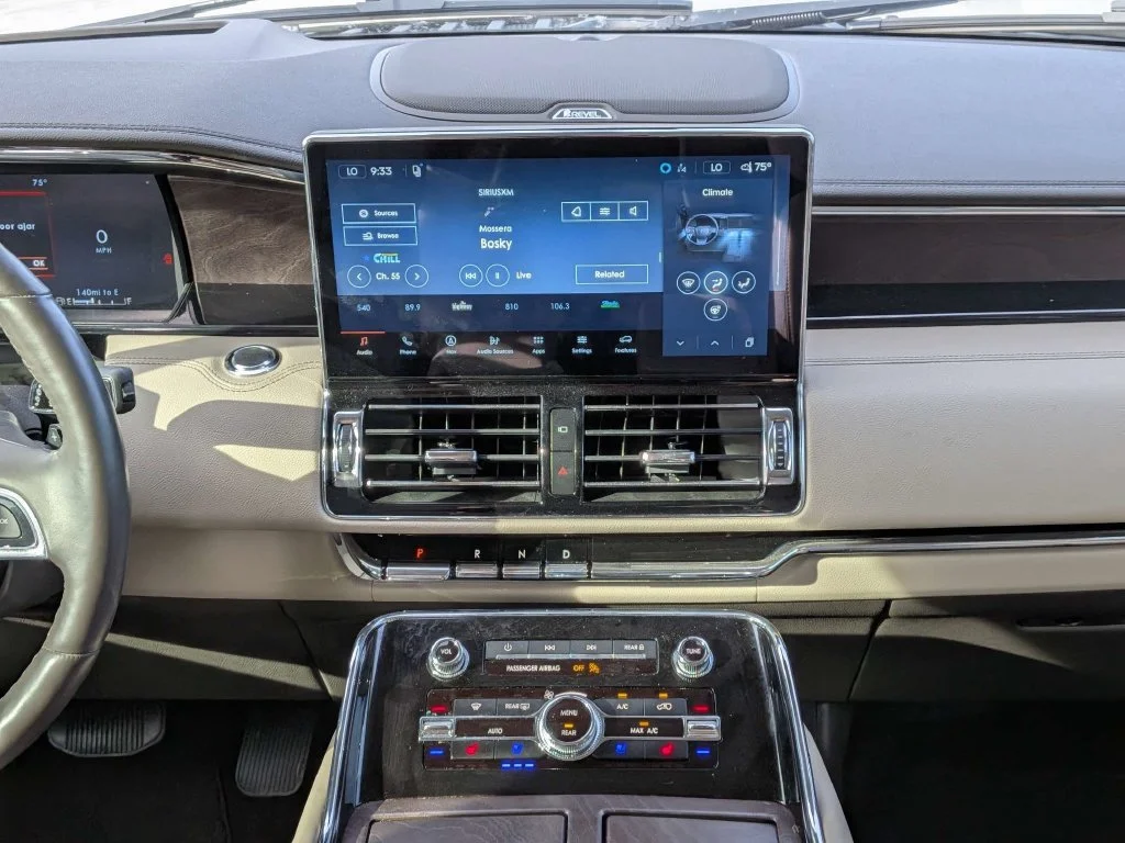 Used 2024 Pearl Metallic Lincoln Reserve image 16