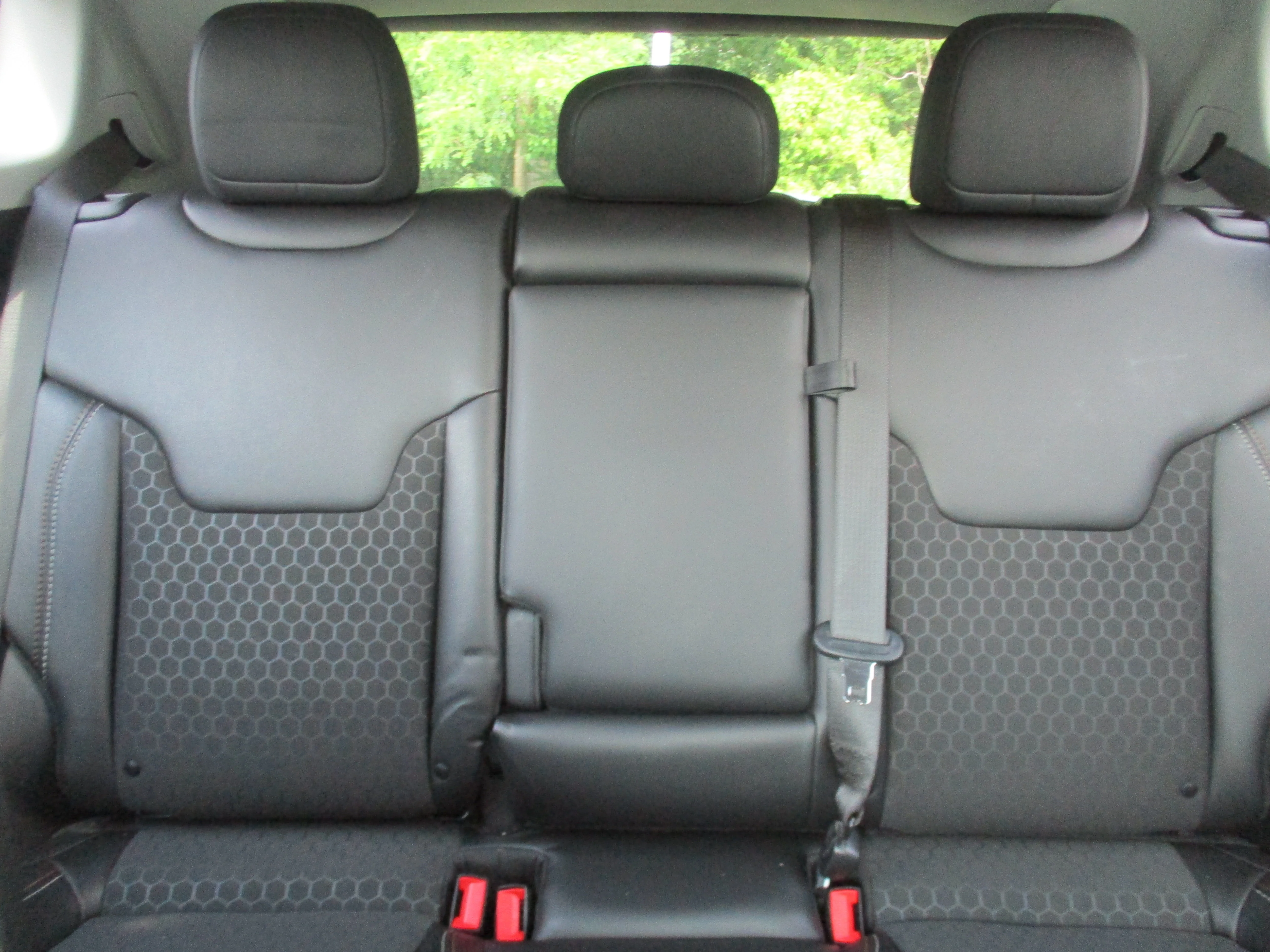 Used 2020 White Clearcoat Jeep Latitude image 33