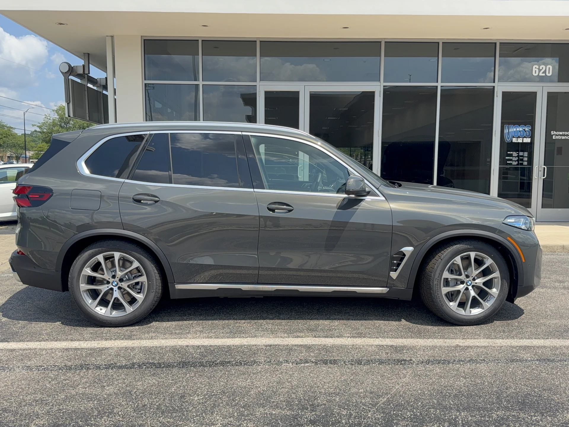New 2026 Dravit Grey Metallic BMW xDrive50e image 2