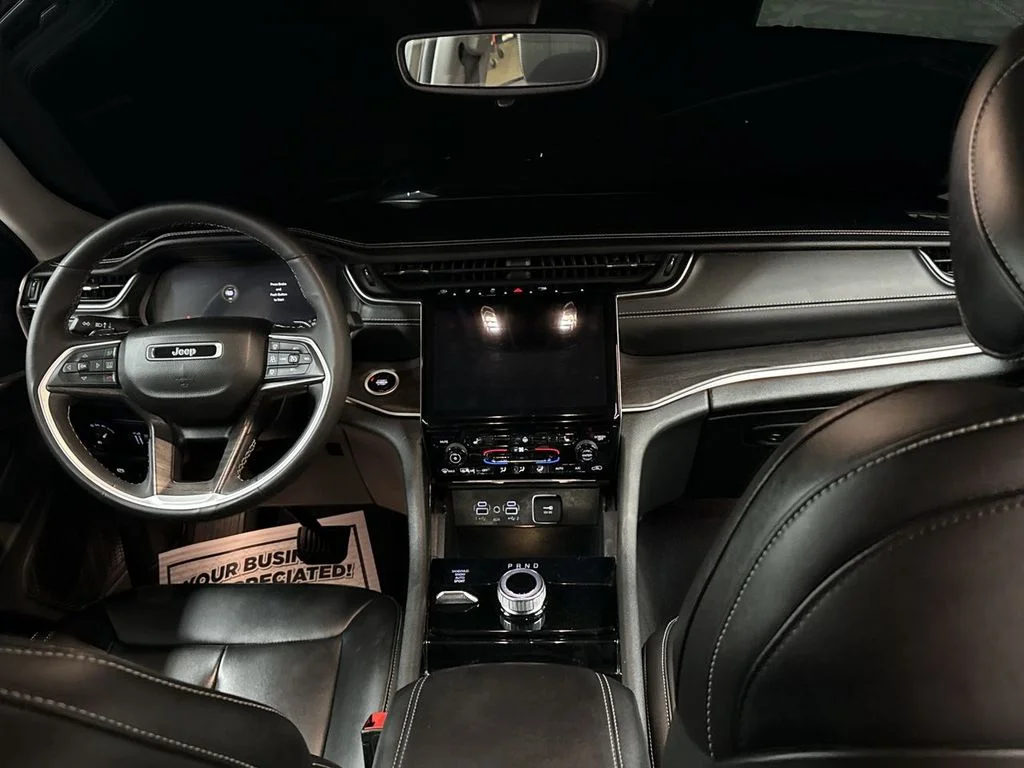 Used 2023 Velvet Jeep Limited image 28
