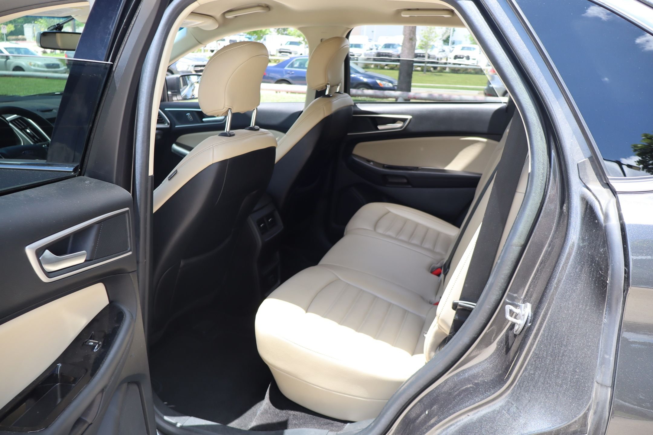 Used 2018 Gray Ford SEL image 24