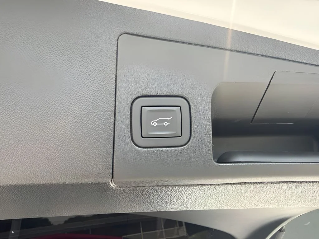 Used 2025 White Cadillac Premium Luxury image 31