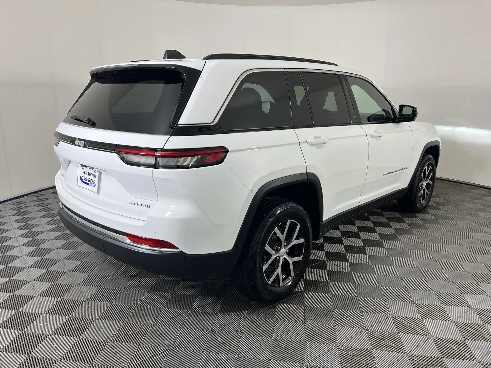 Used 2025 Wh Jeep Limited image 26