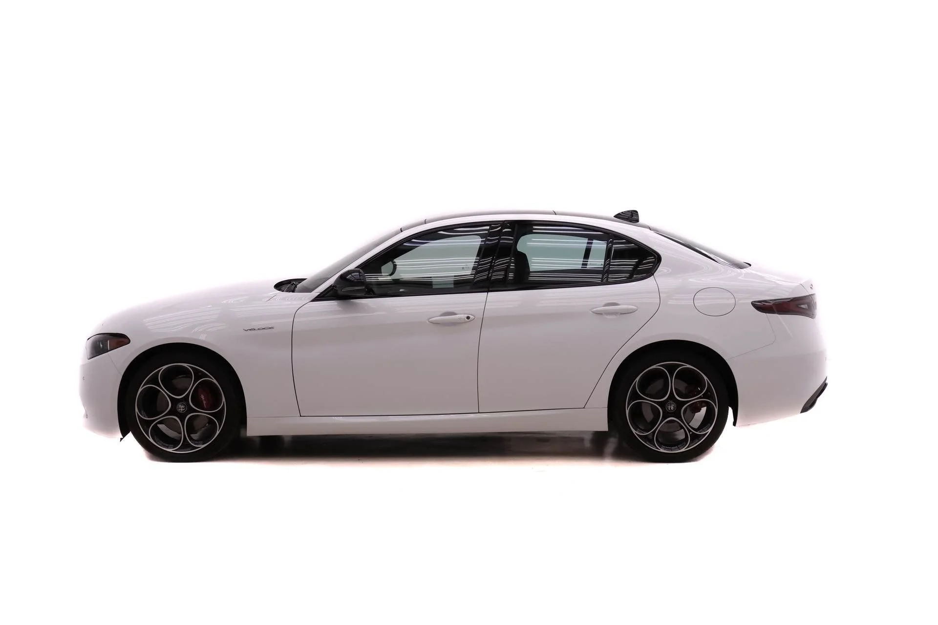 New 2025 Milano White Exterior Paint Alfa Romeo Base image 3