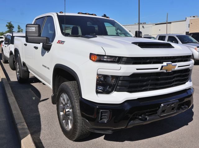 Used 2025 White Chevrolet Custom image 3