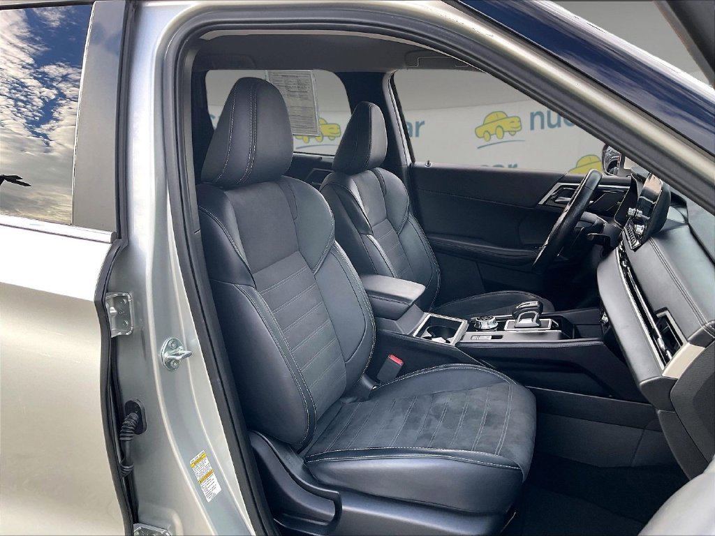 Used 2024 Silver Mitsubishi SE image 10