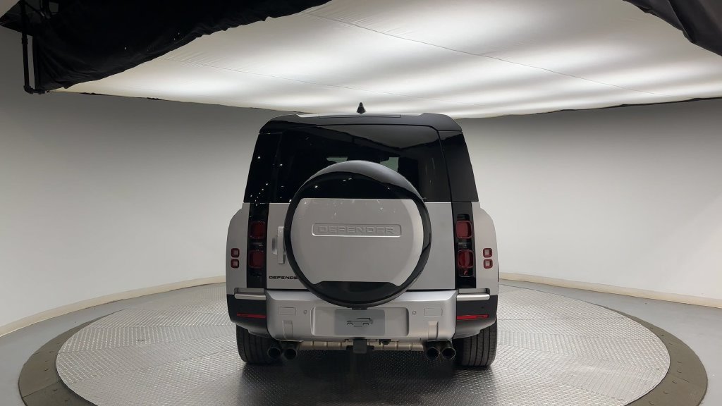 Used 2024 Hakuba Silver Metallic Land Rover S image 3