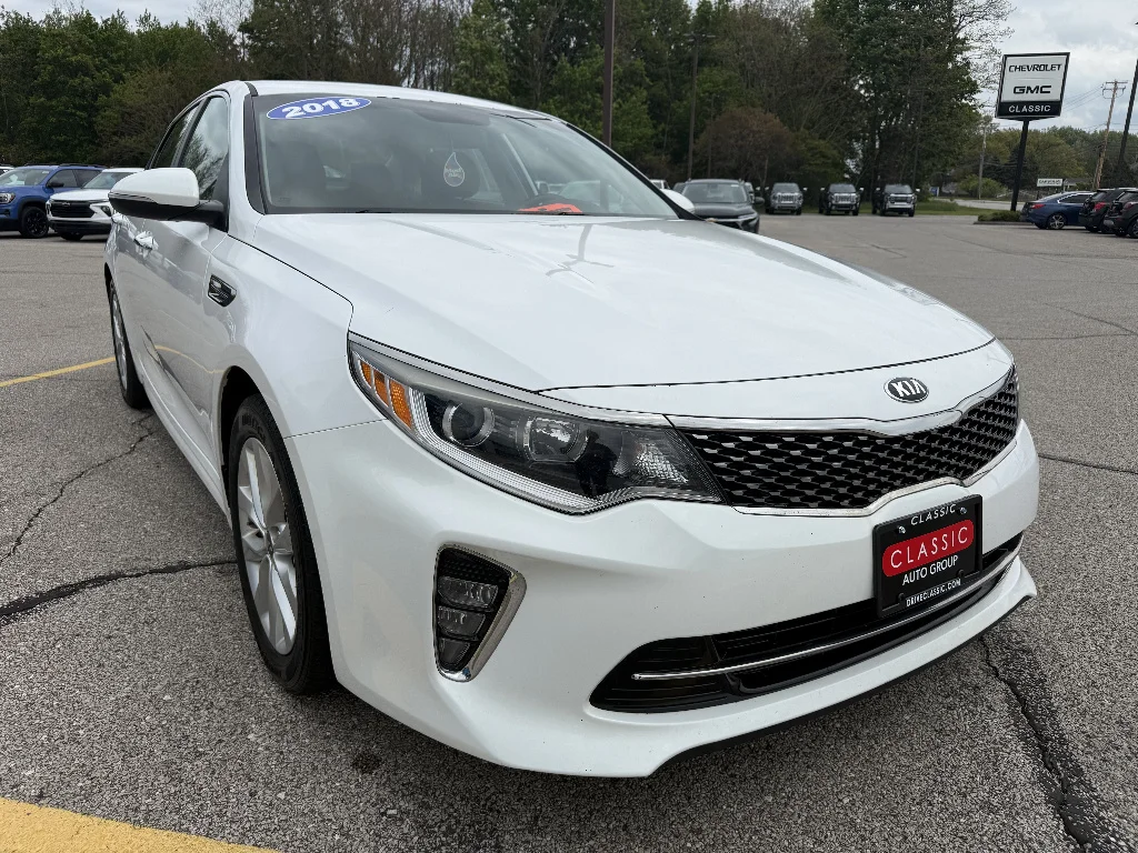 Used 2018 Snow White Pearl Kia LX image 9