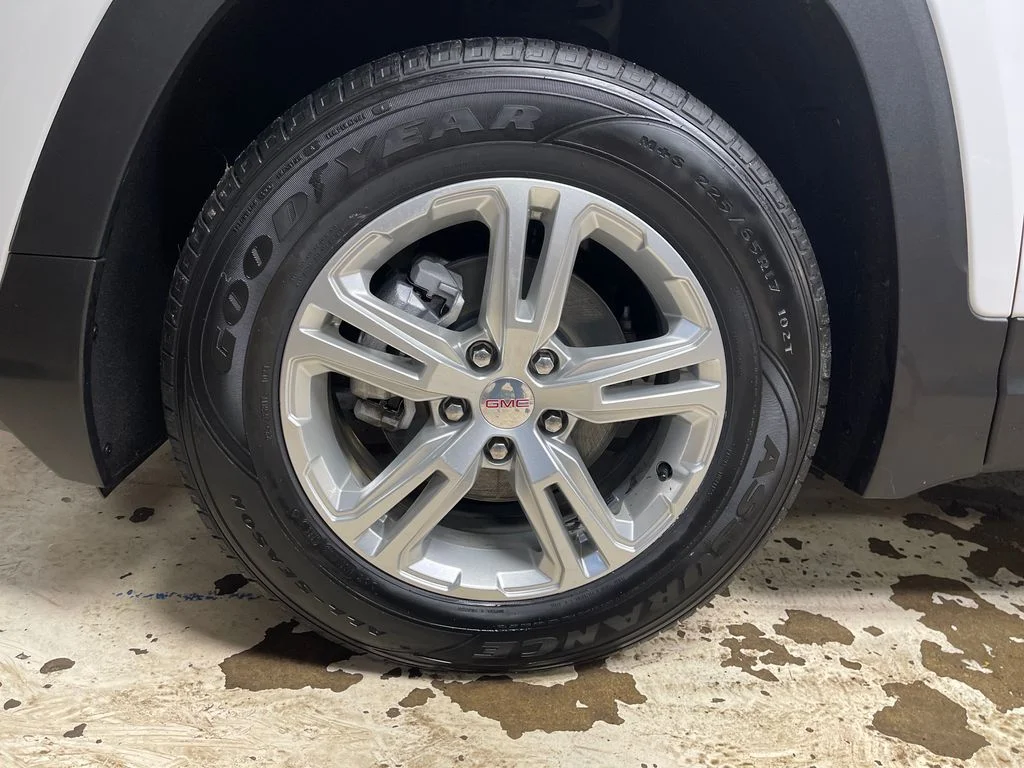Used 2024 White GMC SLE image 10