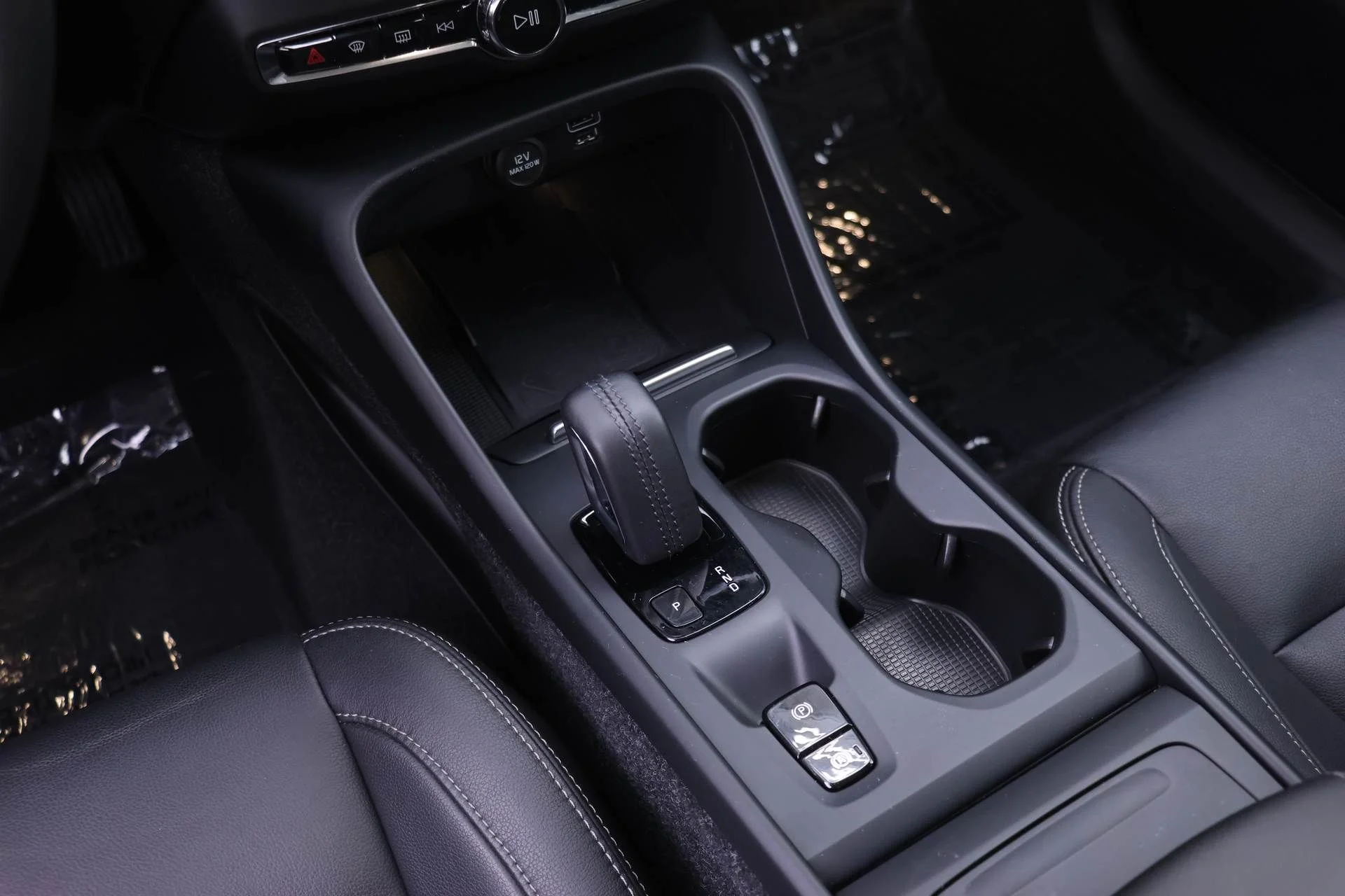Used 2019 White Volvo Momentum image 16