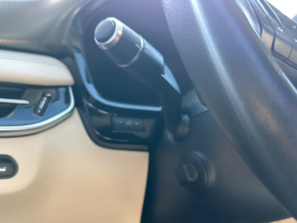 Used 2022 White INFINITI LUXE image 28