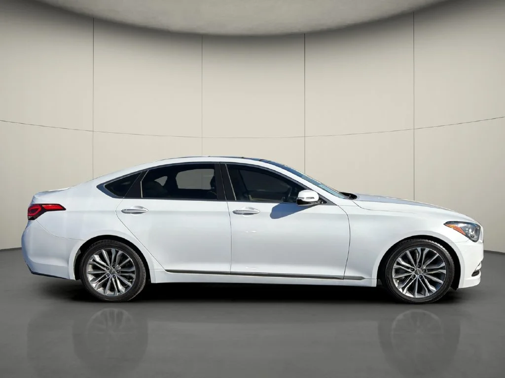 Used 2015 White Hyundai 3.8 image 3
